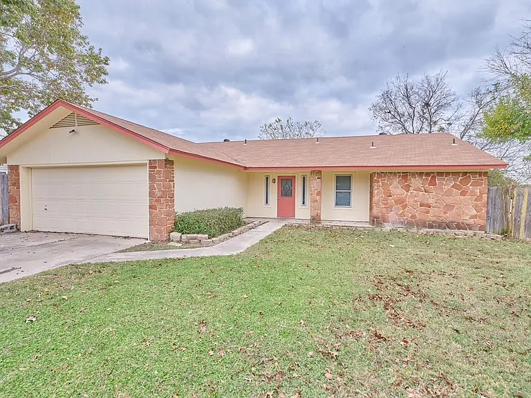 2510 Greenbriar Dr — Photo 1