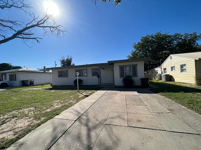 1005 Dogwood Ln — Photo 1