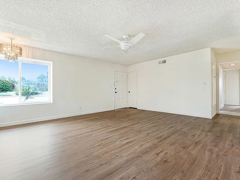 913 Clay Ct — Photo 12