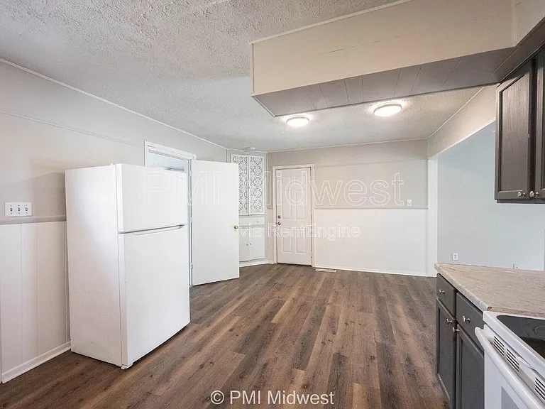316 S Kenmore Rd — Photo 8