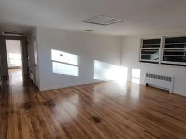 (undisclosed Address), Selden, NY 11784