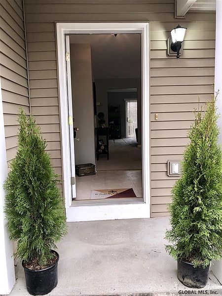 3rd image of 52 GLENHAM Road