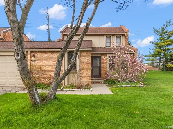 2905 Moon Lake Dr, West Bloomfield, MI 48323