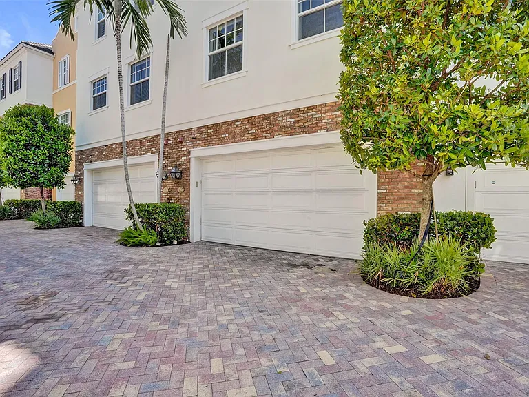 381 E Cannery Row Cir — Photo 45