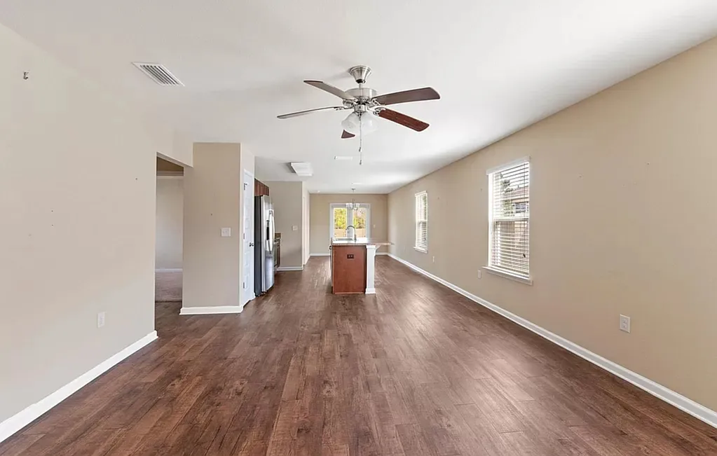 3 bed, 1381 sqft, $1,900 — Photo 4