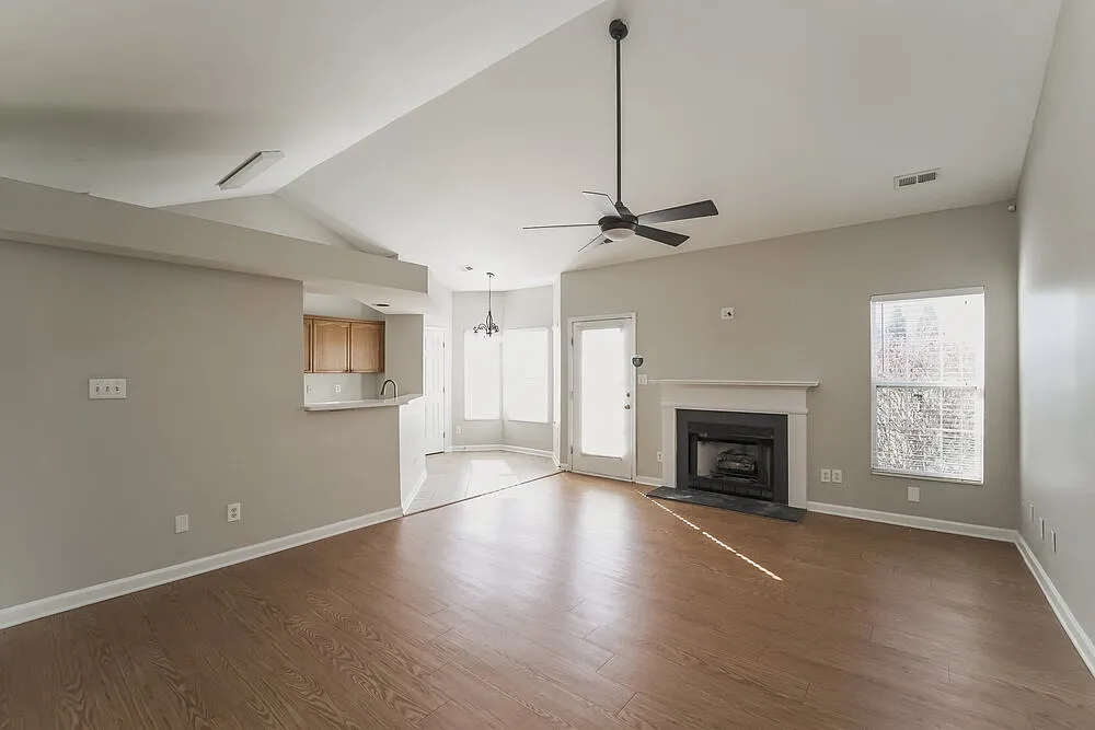 3 bed, 2.0 bath, 1630 sqft, $2,120 — Photo 4