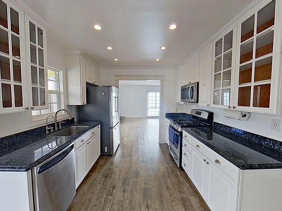 5th image of 5811 Gloucester Cir
