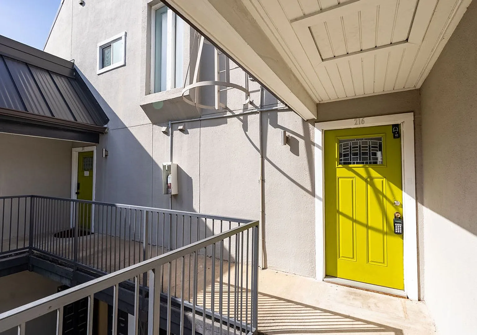 Beautiful 2 bedroom, 2 bathroom home in North/Central Austin — Photo 1