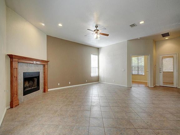 4th image of 610 1/2 Maiden Ln