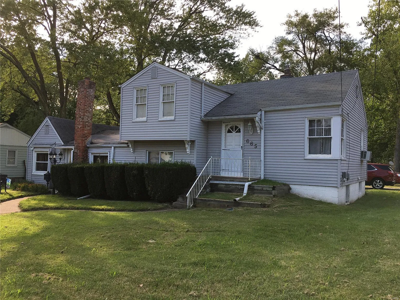 665 Clover Ln photo 1