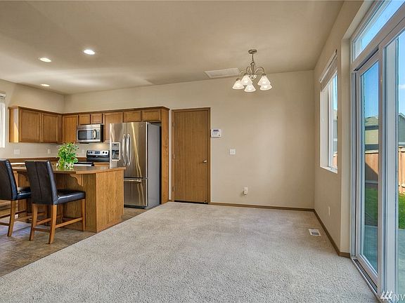Open Dining Area with Sliders to Patio - Perfect BBQ Area!