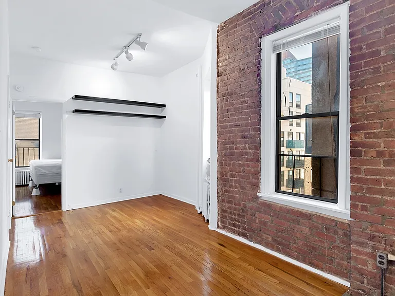 448 W 54th St #5D — Photo 2