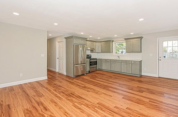 2nd image of 640 Post Ave