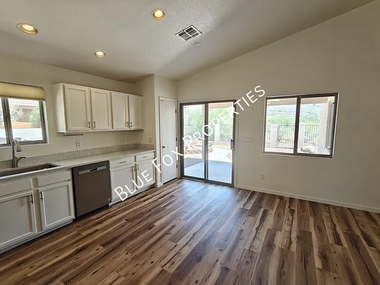 600 E River Walk Dr — Photo 8
