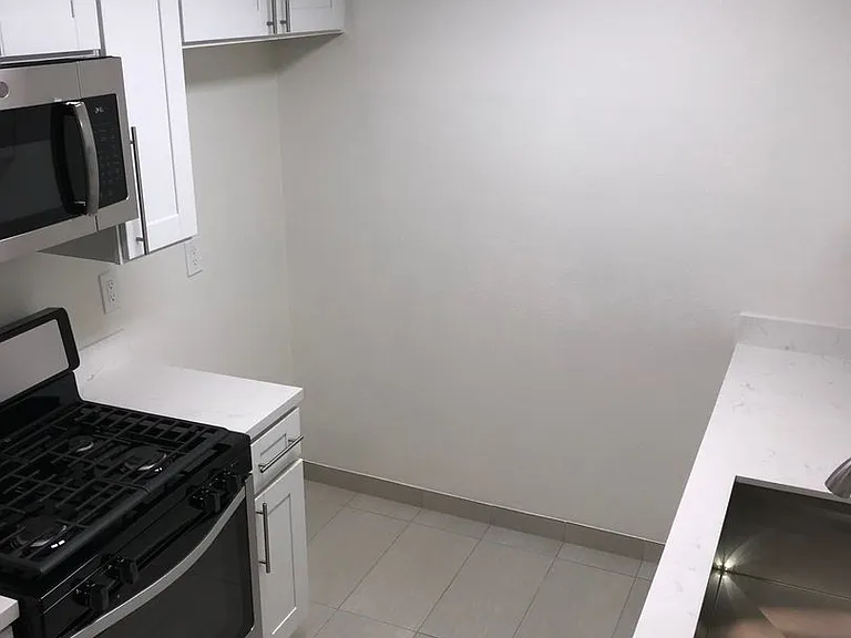 Sterling Court Apartments — Photo 8