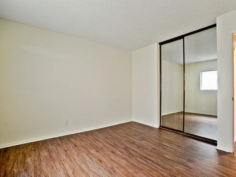11325 Morrison St — Photo 102