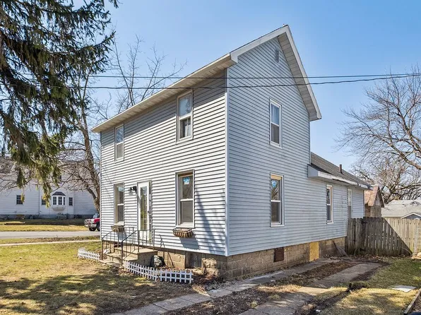 511 4th St, Parkersburg, IA 50665