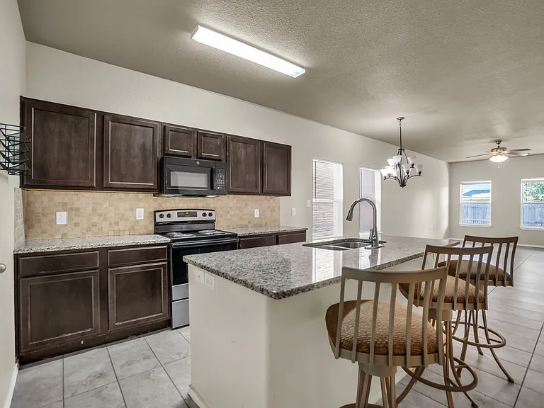 2049 Meadow View Dr — Photo 17
