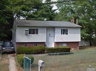 95 Washington Ave, Wheatley Heights, NY 11798