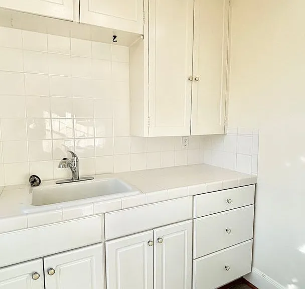 T0108 - Laurelview Apartments — Photo 12