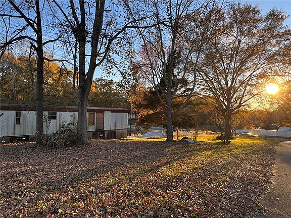 5th image of 208 Hedge St