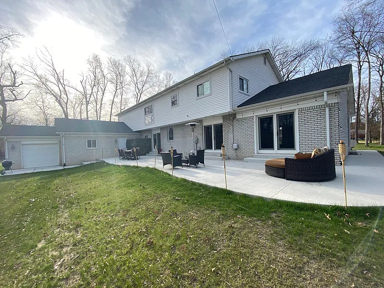 4077 Lincoln Dr — Photo 29