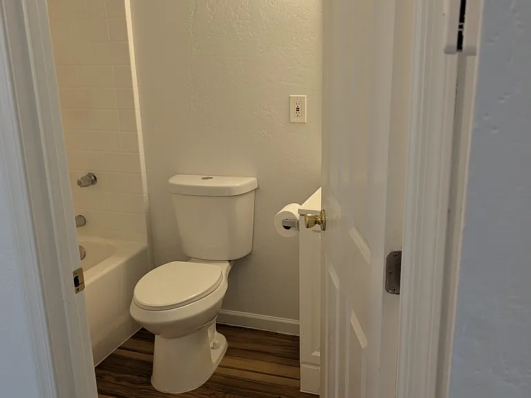 908 N Winslow Ave — Photo 3