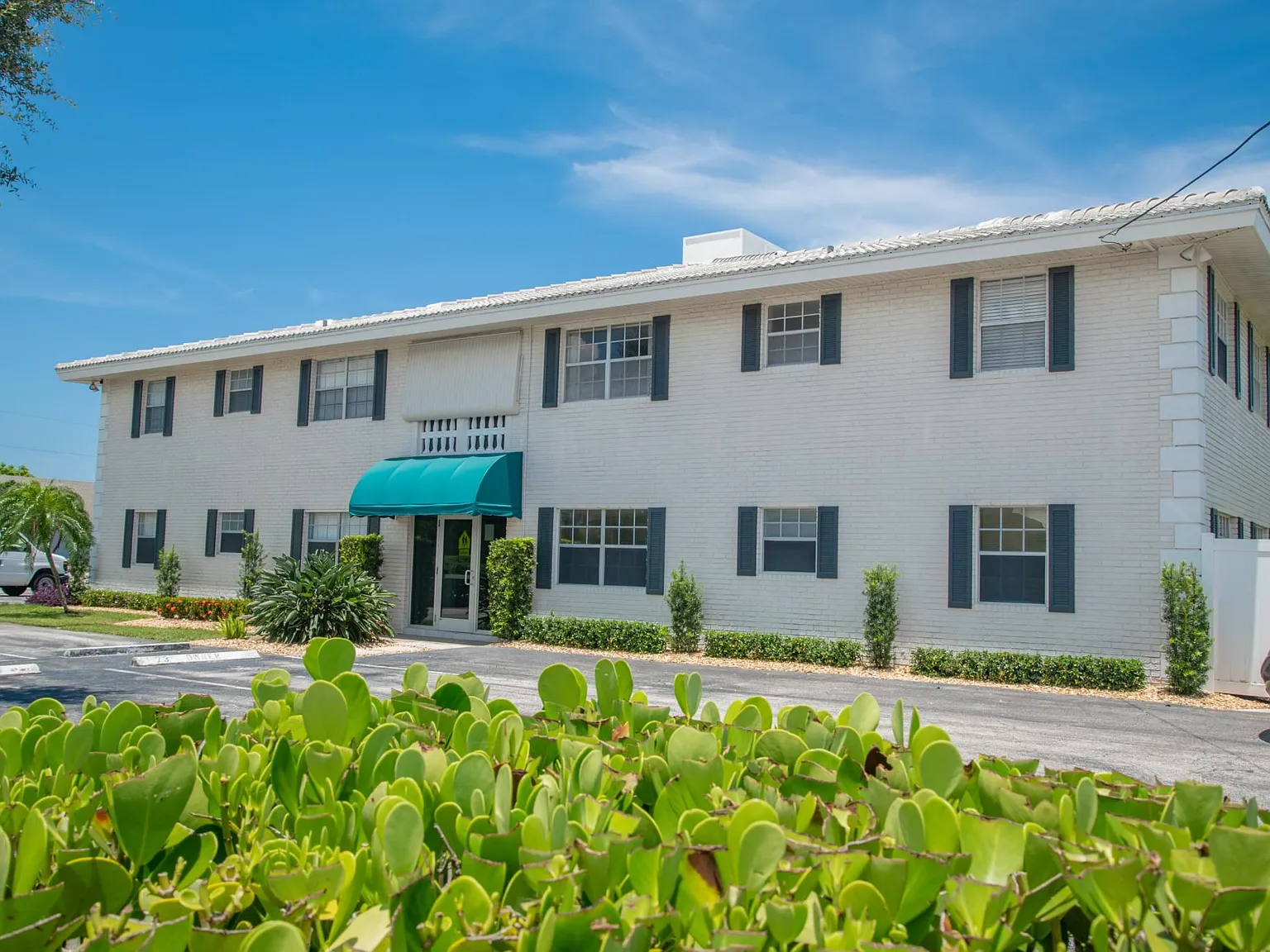 1 bed, 1.5 bath, 735 sqft, $1,950 — Photo 2