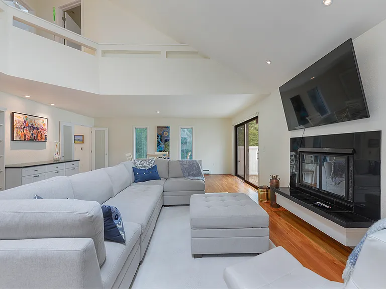 122 Lynn Ave — Photo 4