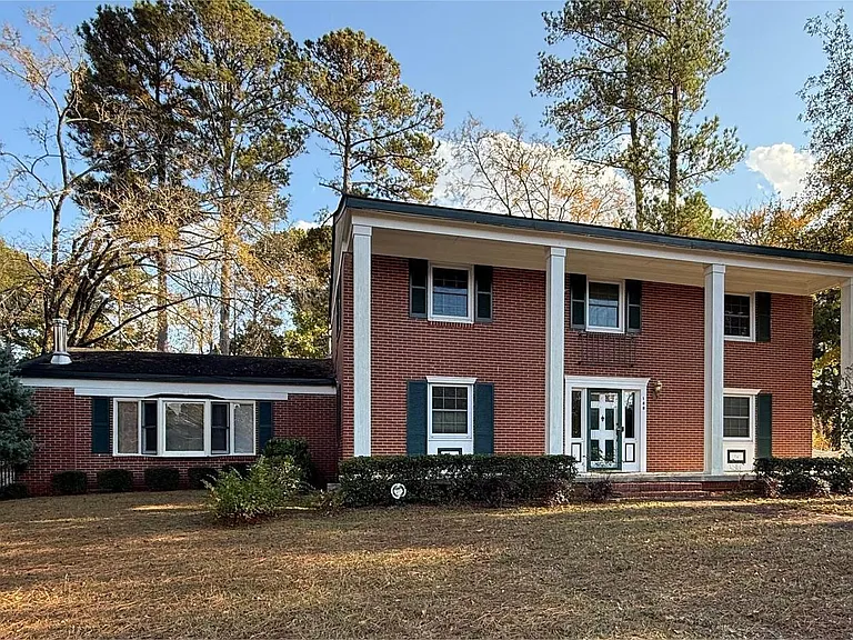 140 Allenwood Rd SW — Photo 1