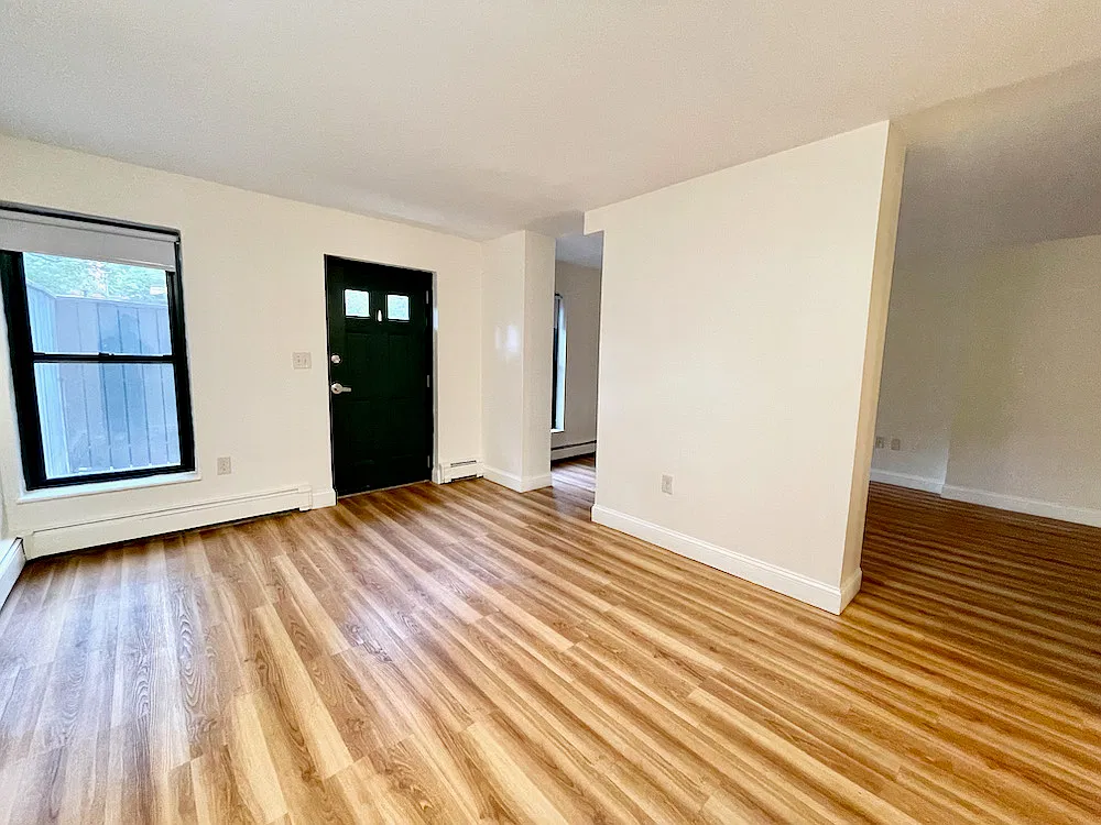 3 bed, 1000 sqft, $4,500 — Photo 2