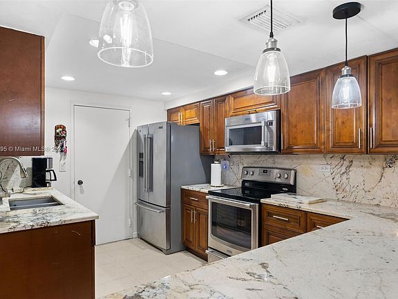 5th image of 800 NE 195th St APT 107