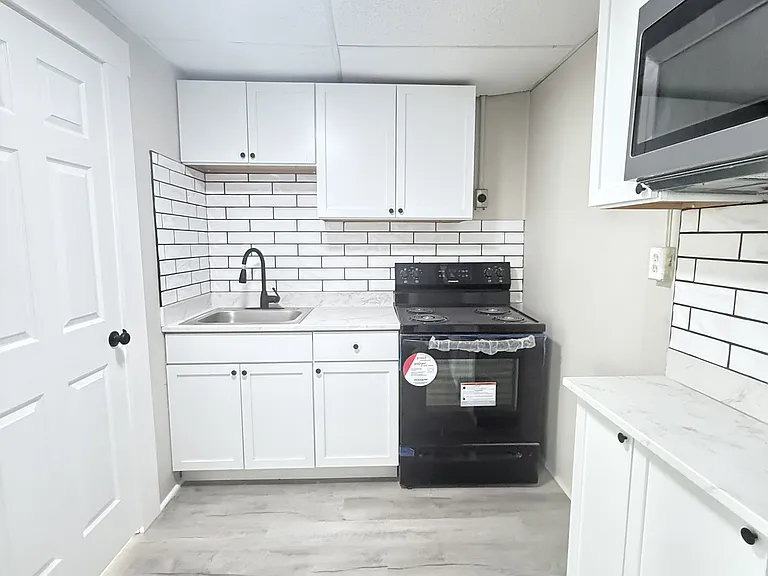 100 E Market St — Photo 13
