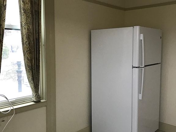 4th image of 906 A Ave Unit B
