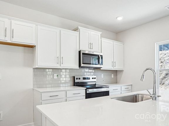 4th image of 568 Country Oak Dr