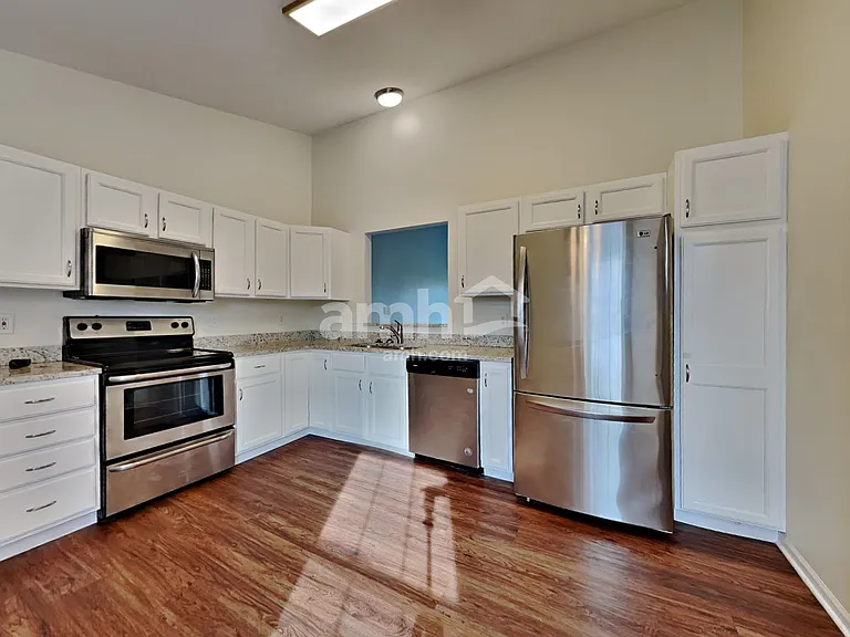 8284 Shattuck Dr — Photo 3