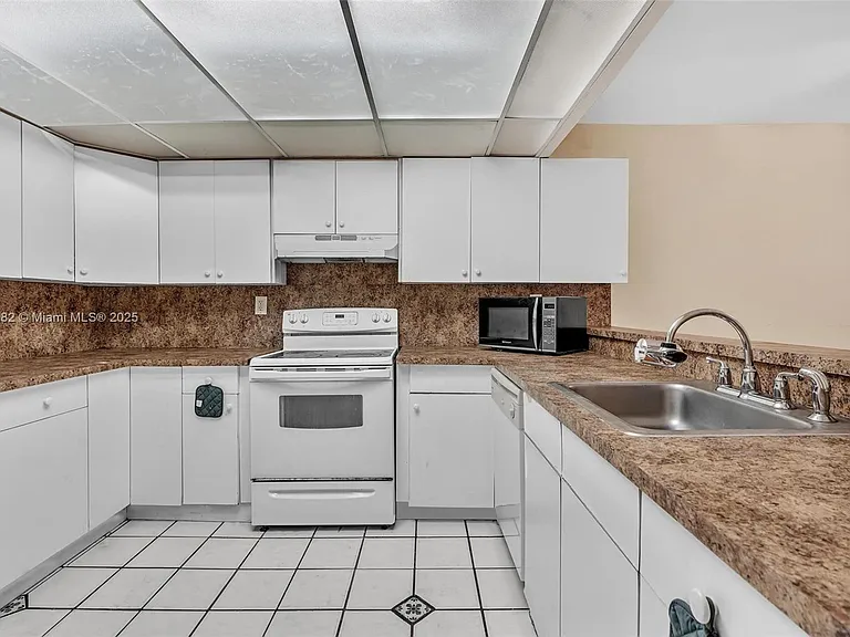 3750 SW 60th Ter #1 — Photo 5