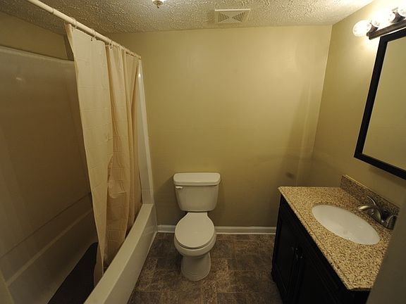 3rd image of 2438 Fernwood Ave