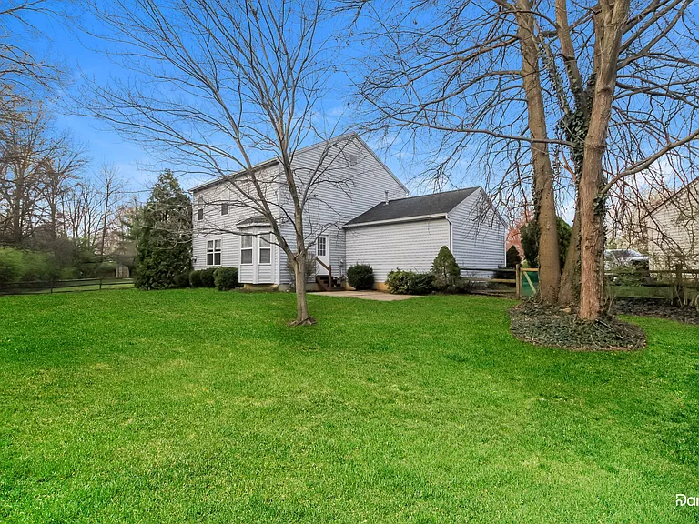 585 Foxglove Ct — Photo 16