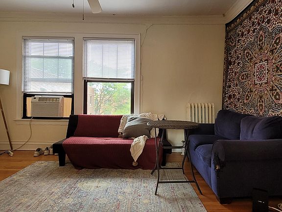3rd image of 925 W Oakdale Ave