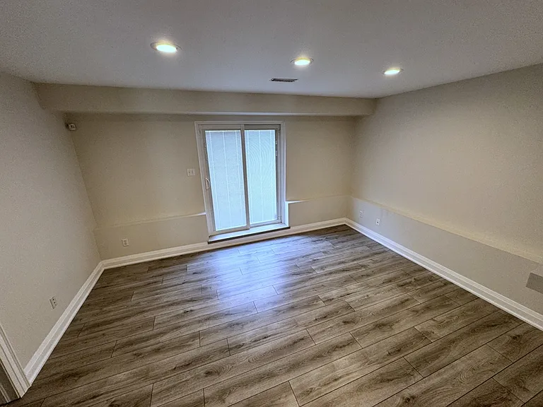 212 Churchland Dr — Photo 11