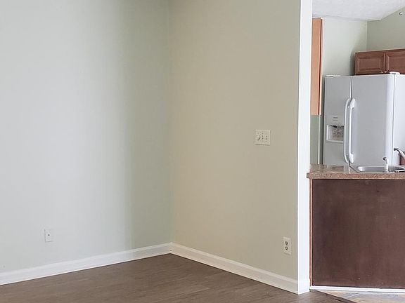 5th image of 943 Sentry Ct