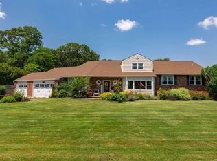 9 Dove Ln, Bay Shore, NY