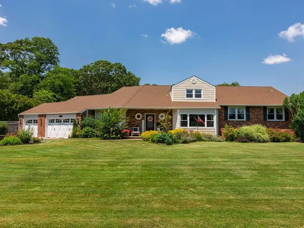 9 Dove Lane, Bay Shore, NY 11706