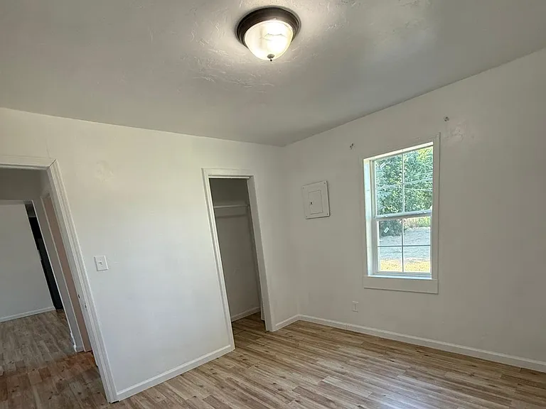1803 NW Hoover Ave — Photo 6