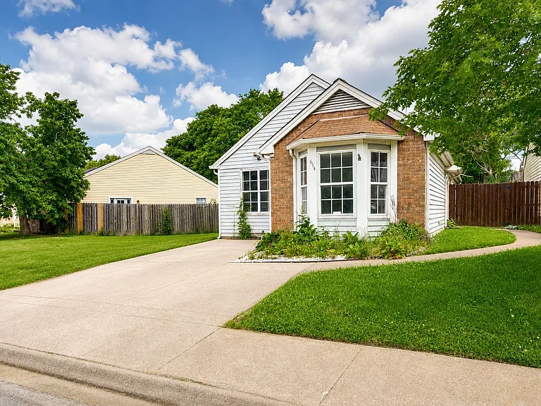 614 Poplar Pl — Photo 3