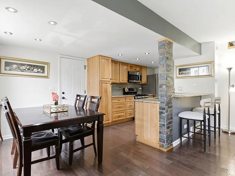 2S734 Winchester Cir W #3 — Photo 2