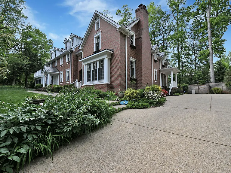 6907 Bradley Blvd — Photo 10