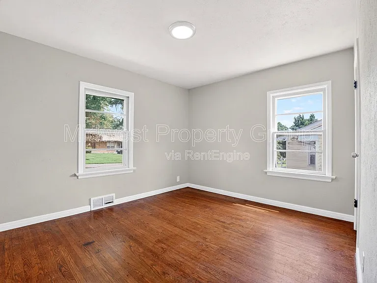 10027 Lilac Ave — Photo 8