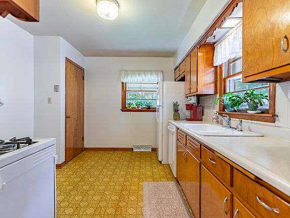 5th image of 17337 Roy St